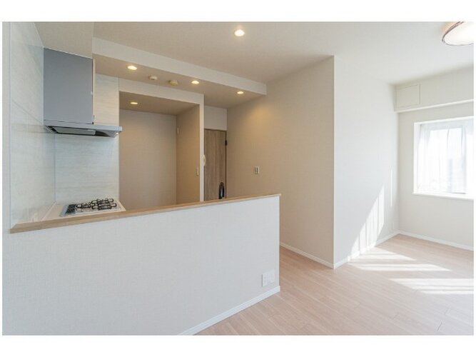 柔らかな色合いのフローリングと清潔感のあふれる白のクロスが明るい空間を創り出しているLDK。 柔らかな色合いのフローリングと清潔感のあふれる白のクロスが明るい空間を創り出しているLDK。