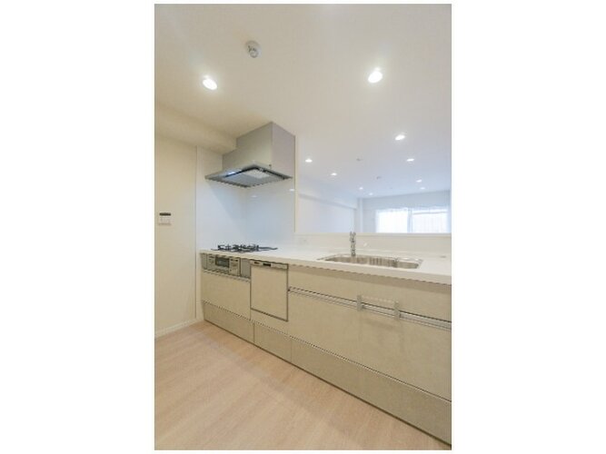 目の前をオープンにすることで開放感が生まれる対面式キッチン。家事をお手伝いしてもらうのもいいですね♪ 目の前をオープンにすることで開放感が生まれる対面式キッチン。家事をお手伝いしてもらうのもいいですね♪