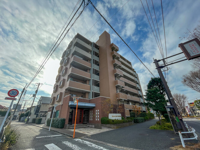 統一した色調でデザインされたマンションは周囲と調和した景観を生み出しています。