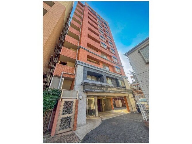 統一した色調でデザインされたマンションは周囲と調和した景観を生み出しています。 統一した色調でデザインされたマンションは周囲と調和した景観を生み出しています。