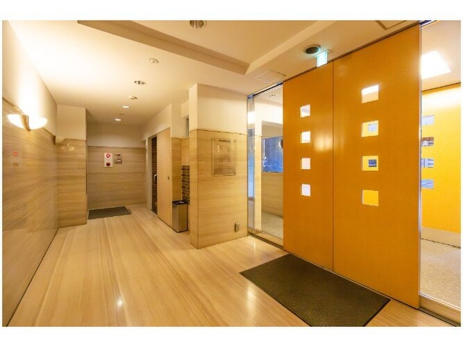 オートロック、防犯カメラ完備のセキュリティ面も安心な、とても綺麗なエントランススペースです。