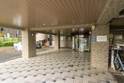 マンションエントランスの様子。オートロック付きです。