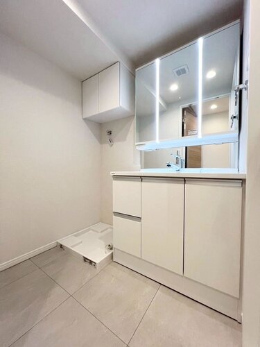 【洗面室】洗濯機上に吊戸棚あり