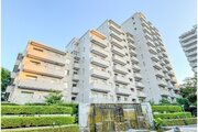 閑静な住宅街に佇むマンション。柔らかい色調とマットな素材が穏やかな雰囲気を奏でます。 閑静な住宅街に佇むマンション。柔らかい色調とマットな素材が穏やかな雰囲気を奏でます。