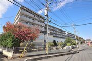 青空に映える佇まい。陽当たりの良さと開放感のある快適な住まいは日々の生活を快適に♪ 青空に映える佇まい。陽当たりの良さと開放感のある快適な住まいは日々の生活を快適に♪