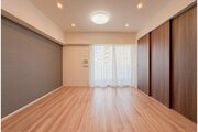 お部屋の形が綺麗なリビングの為、テーブルやソファなどの家具を一通り置くことができそうです♪