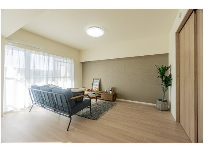 陽当り良好なLDKは、温かな陽光が帰ってきたくなる場所、安心できる場所としてリビングを演出します。 陽当り良好なLDKは、温かな陽光が帰ってきたくなる場所、安心できる場所としてリビングを演出します。