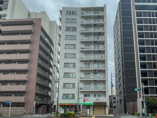 閑静な住宅街に佇むマンション。柔らかい色調とマットな素材が穏やかな雰囲気を奏でます。 閑静な住宅街に佇むマンション。柔らかい色調とマットな素材が穏やかな雰囲気を奏でます。