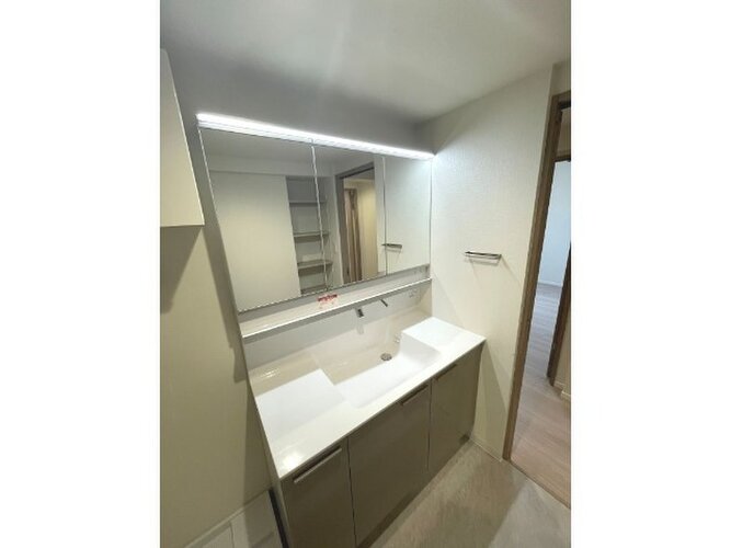 シンプルだからこそ使いやすい。スタンダードなデザインの洗面ボウルは清潔感あるオフホワイトです。