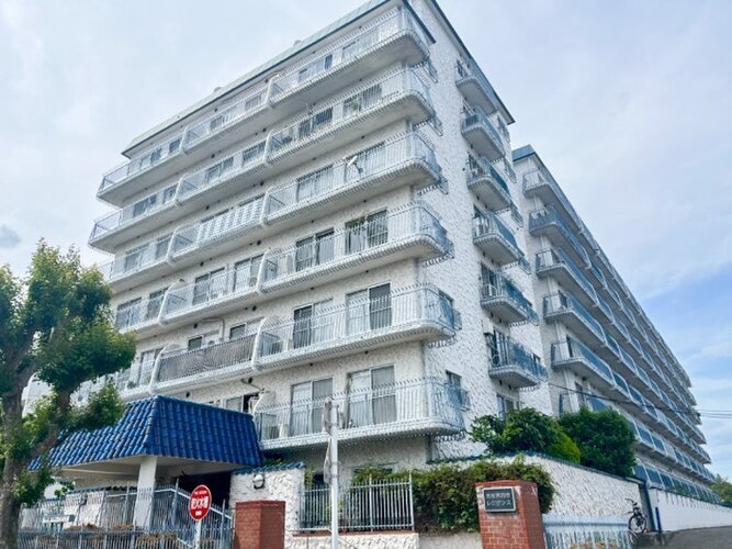 陽だまりの中でそよ風を感じる快適な空間。青空の下にその落ち着きのある外観を描き出します。 陽だまりの中でそよ風を感じる快適な空間。青空の下にその落ち着きのある外観を描き出します。