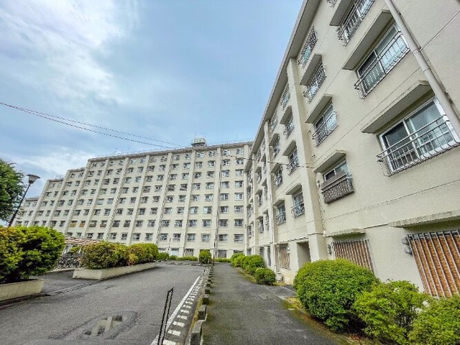 小田急小田原線「町田」駅まで徒歩20分。「リリエンハイム前」バス停まで徒歩2分 小田急小田原線「町田」駅まで徒歩20分。「リリエンハイム前」バス停まで徒歩2分