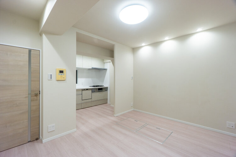 落ち着きのあるフローリングと清潔感のあるクロスが心和む空間を作り出しています。