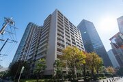 整備された歩道と街路樹が美観を与える街並みの角地に佇むモダンな外観です。“遊・働・住・憩”が行き交う由緒あるエリアです。