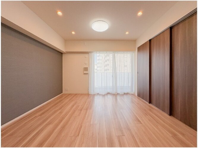 お部屋の形が綺麗なリビングの為、テーブルやソファなどの家具を一通り置くことができそうです♪