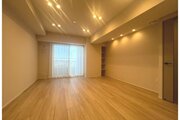 柔らかな色合いのフローリングと清潔感のあふれる白のクロスが明るい空間を創り出しているLDK。