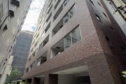 駅まで徒歩5分。都市生活の利便性と充実感を得られる立地に佇んでいます。