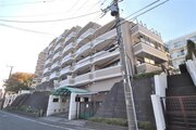 東急田園都市線「市ヶ尾」駅まで徒歩9分。都市機能の利便性を感じられる立地に建つマンションです。 東急田園都市線「市ヶ尾」駅まで徒歩9分。都市機能の利便性を感じられる立地に建つマンションです。