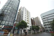 JR中央線・総武線「高円寺」駅から徒歩1分の便利な立地です。周辺にはコンビニやスーパーなどもあります。