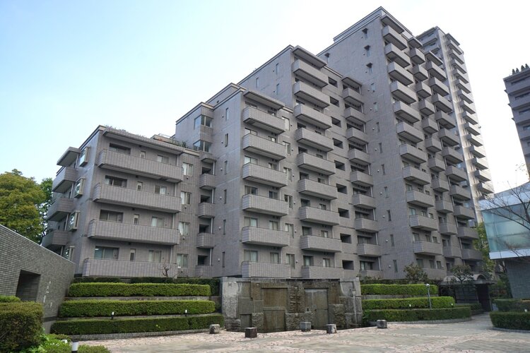 閑静な住宅街に佇むマンション。柔らかい色調とマットな素材が穏やかな雰囲気を奏でます。