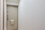 フットライトが足元をやさしく包み込む玄関です。シューズボックスが備わっているため、毎日すっきりした玄関を保てます。 フットライトが足元をやさしく包み込む玄関です。シューズボックスが備わっているため、毎日すっきりした玄関を保てます。