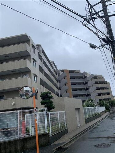 総戸数66戸のマンション。エントランスにオートロック設置されています。 総戸数66戸のマンション。エントランスにオートロック設置されています。