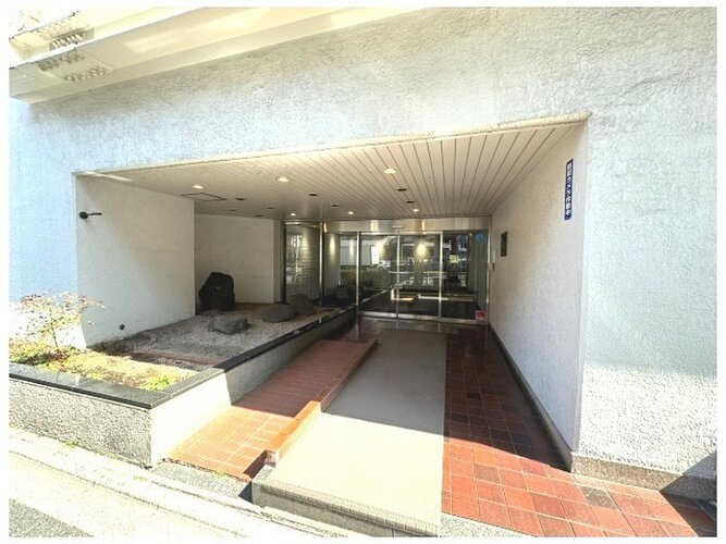 お手入れが行き届いているエントランス。 お手入れが行き届いているエントランス。