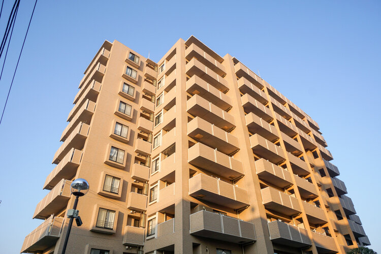 陽だまりの中でそよ風を感じる快適な空間。青空の下にその落ち着きのある外観を描き出します。