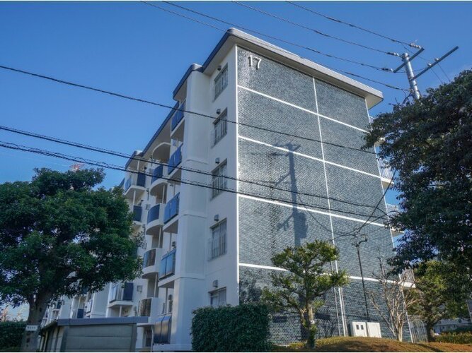 閑静な住宅街に佇むマンション。柔らかい色調とマットな素材が穏やかな雰囲気を奏でます。 閑静な住宅街に佇むマンション。柔らかい色調とマットな素材が穏やかな雰囲気を奏でます。