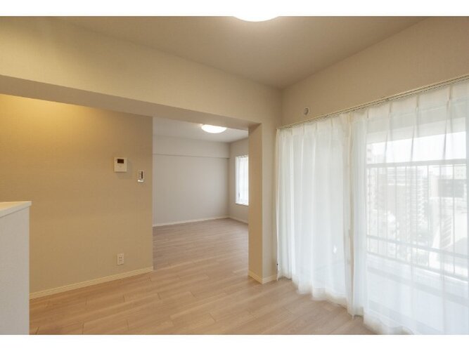 内装はシンプルに落ち着きのある空間にしています。ゆったりとしたひとときを過ごせそうです♪ 内装はシンプルに落ち着きのある空間にしています。ゆったりとしたひとときを過ごせそうです♪