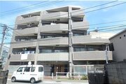 都営三田線「板橋本町」駅より徒歩9分。都市機能の利便性を感じられる立地に建つマンションです。
