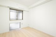 洋室1と向かいに位置する洋室2です。のびやかな独立したお部屋で、過ぎ行く時間をゆったりと感じることができます。 洋室1と向かいに位置する洋室2です。のびやかな独立したお部屋で、過ぎ行く時間をゆったりと感じることができます。