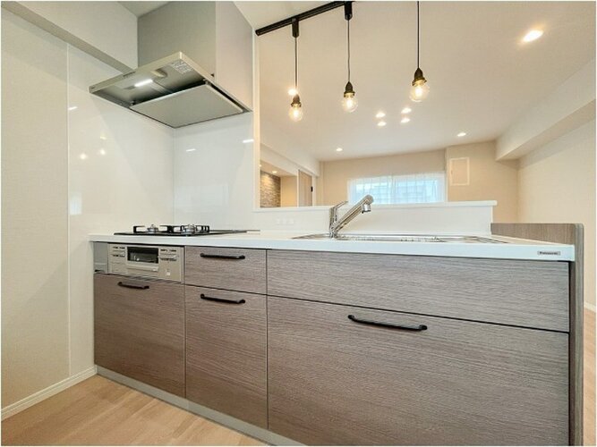 目の前をオープンにすることで開放感が生まれる対面式キッチン。家事をお手伝いしてもらうのもいいですね♪