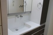 細かなものが多くて雑になりがちなサニタリー。そんな悩みを解決してくれる収納スペース付三面洗面化粧台。