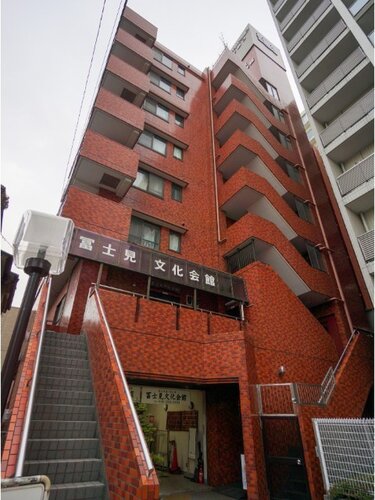 重厚なイメージを受けるマンション。住むほどにその印象が誇らしくなります。 重厚なイメージを受けるマンション。住むほどにその印象が誇らしくなります。