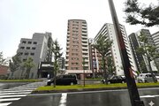 統一した色調でデザインされたマンションは周囲と調和した景観を生み出しています。
