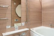バスルームは浴室乾燥機付き。花粉の季節や梅雨時期などでもお洗濯をしっかりサポート。 バスルームは浴室乾燥機付き。花粉の季節や梅雨時期などでもお洗濯をしっかりサポート。