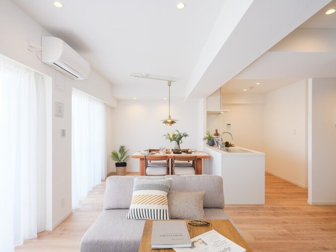 開放感と安らぎを享受した、洗練されたリビングダイニングキッチンです。目に肌に心にやさしく温かい上質な素材を活かした内装に仕上げました。 開放感と安らぎを享受した、洗練されたリビングダイニングキッチンです。目に肌に心にやさしく温かい上質な素材を活かした内装に仕上げました。