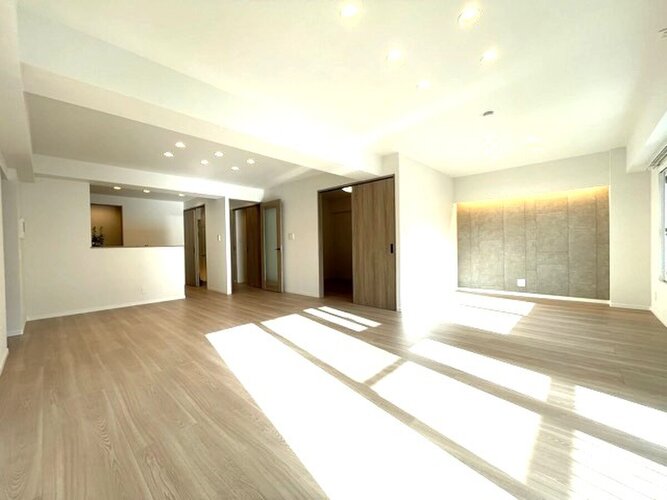 柔らかな色合いのフローリングと清潔感のあふれる白のクロスが明るい空間を創り出しているLDK。