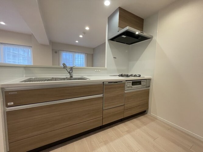 目の前をオープンにすることで開放感が生まれる対面式キッチン。家事をお手伝いしてもらうのもいいですね♪ 目の前をオープンにすることで開放感が生まれる対面式キッチン。家事をお手伝いしてもらうのもいいですね♪