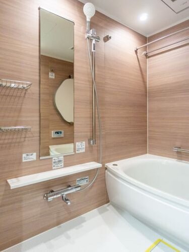 バスルームは浴室乾燥機付き。花粉の季節や梅雨時期などでもお洗濯をしっかりサポート。