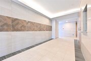 上質感漂う玄関へのアプローチ。居住者、訪れる方を優しく迎え、安らぎに満ちた生活空間を予感させます。 上質感漂う玄関へのアプローチ。居住者、訪れる方を優しく迎え、安らぎに満ちた生活空間を予感させます。