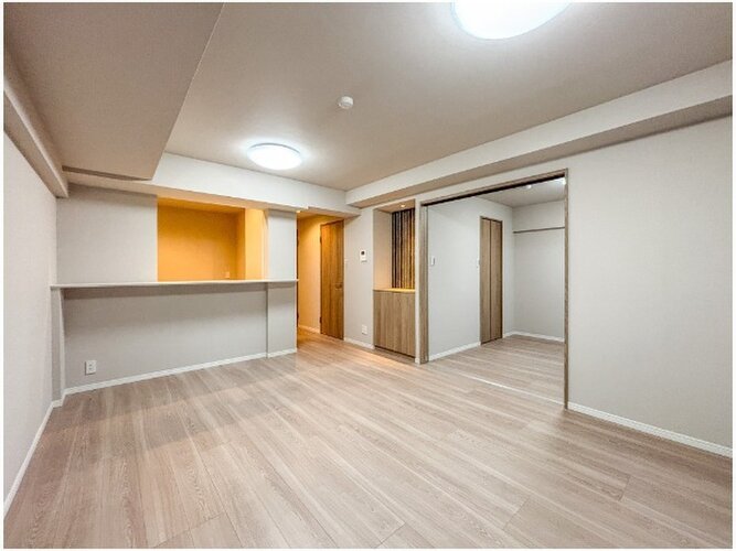 柔らかな色合いのフローリングと清潔感のあふれる白のクロスが明るい空間を創り出しているLDK。 柔らかな色合いのフローリングと清潔感のあふれる白のクロスが明るい空間を創り出しているLDK。