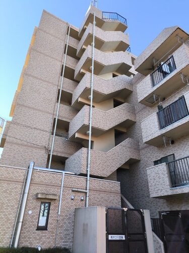 統一した色調でデザインされたマンションは周囲と調和した景観を生み出しています。 統一した色調でデザインされたマンションは周囲と調和した景観を生み出しています。