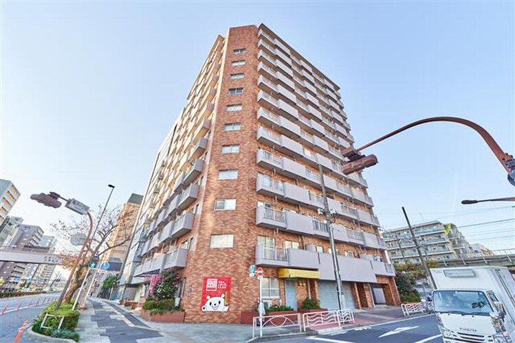 青空に映える佇まい。暮らす人の快適さを考えた街並みに溶け込んだ色調の住まい。 青空に映える佇まい。暮らす人の快適さを考えた街並みに溶け込んだ色調の住まい。