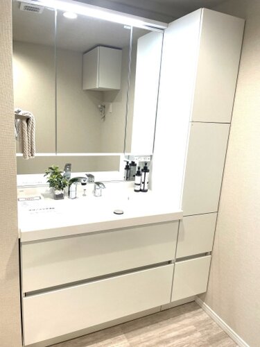 清潔感のある色で統一されたプライベート空間は、身だしなみチェックや肌のお手入れに最適です。 清潔感のある色で統一されたプライベート空間は、身だしなみチェックや肌のお手入れに最適です。