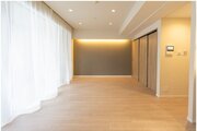 広さ約15帖の落ち着いた雰囲気のLDK。伸びやかな空間の中で、ゆったりとしたひとときを過ごせそうです。