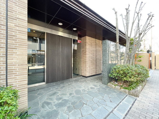 統一した色調でデザインされたマンションは周囲と調和した景観を生み出しています。