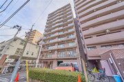 統一した色調でデザインされたマンションは周囲と調和した景観を生み出しています。 統一した色調でデザインされたマンションは周囲と調和した景観を生み出しています。