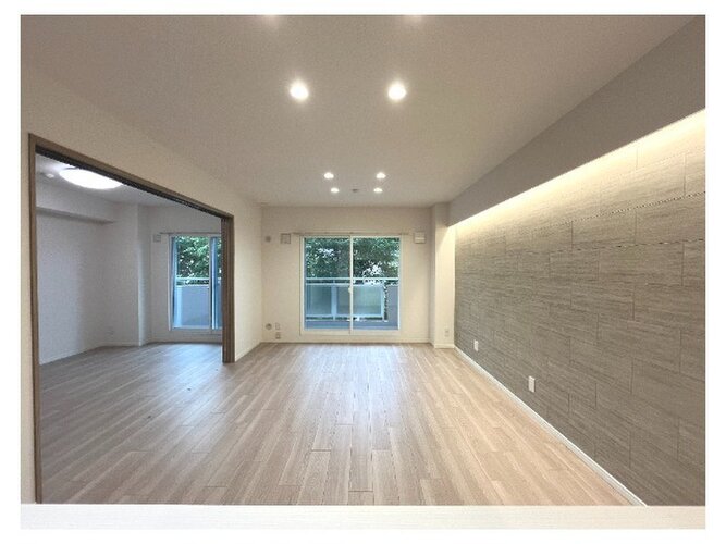 採光とライト使いで演出される落ち着きのある空間。ゆったりと伸びやかな時を過ごせそうです。