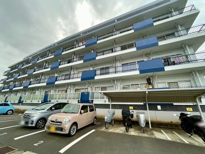 統一した色調でデザインされたマンションは周囲と調和した景観を生み出しています。 統一した色調でデザインされたマンションは周囲と調和した景観を生み出しています。